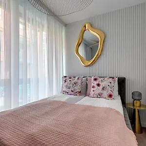 Scala 60h Center Premium With Parking By Lion Apartmán